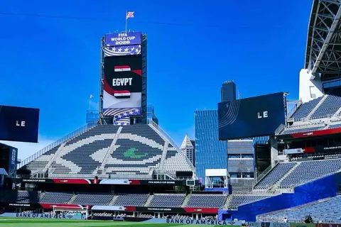 شعار الفراعنة يزين ملعب سياتل قبل مباراة بلجيكا في كأس العالم (صور)